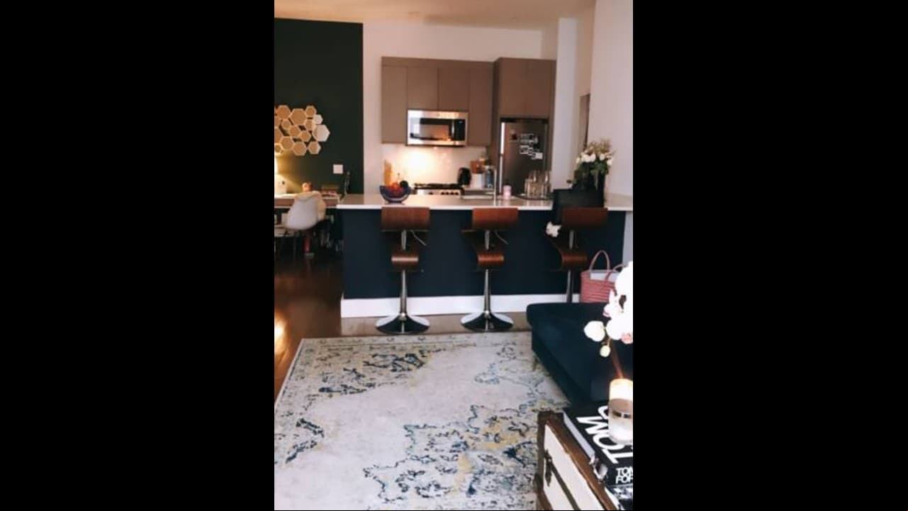 El área de la cocina y comedor están ubicadas al lado de la sala, cuenta con periqueras de piel y electrodomésticos de acero inoxidable.