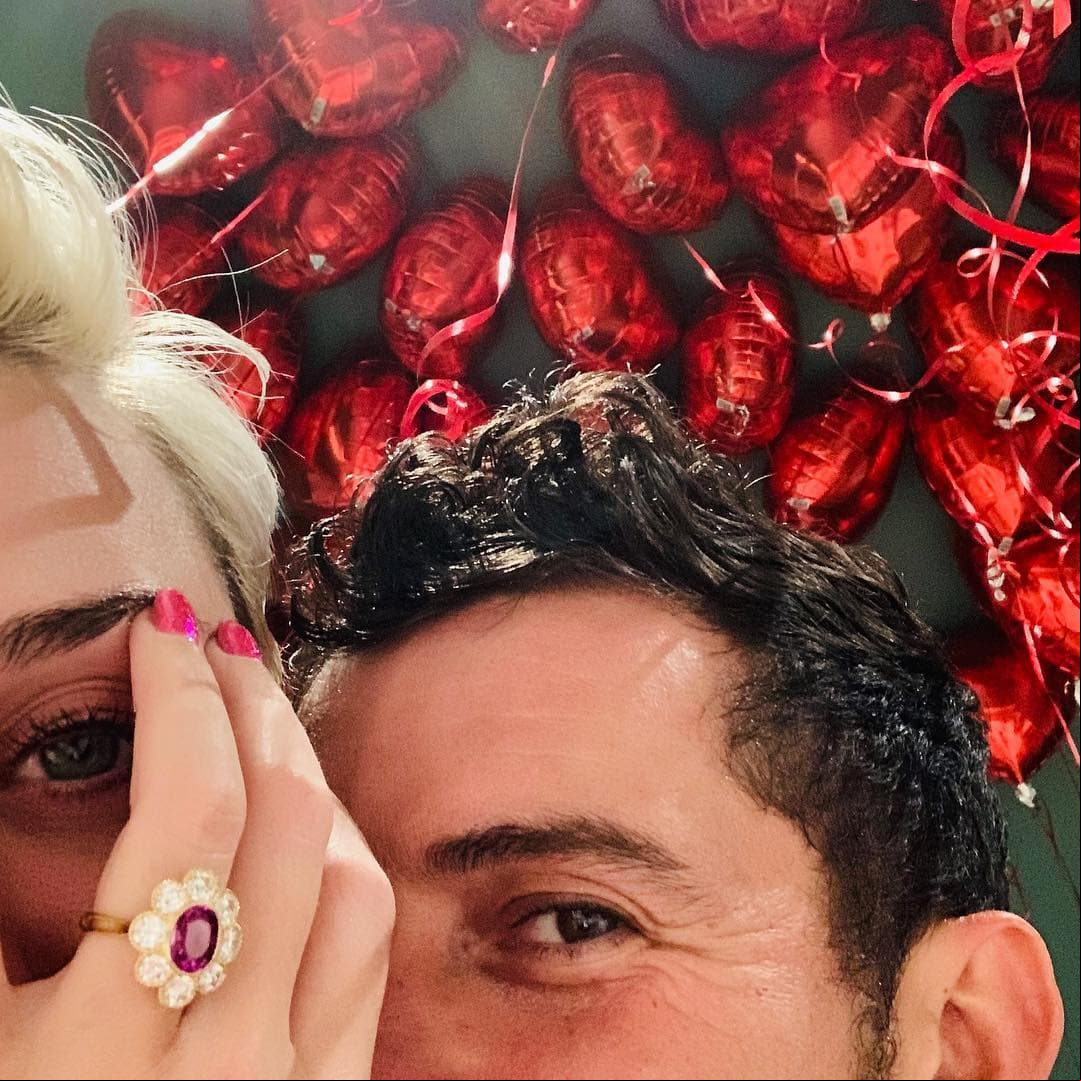 Otra que dejó a sus fans con el ojo cuadrado al presumir su sortija de compromiso en Instagram fue Katy Perry, quien, aseguran, luce en el dedo anular, una pieza en forma de flor con nueve diamantes con un costo aproximado de 5 millones de dólares, cortesía de su prometido el actor Orlando Bloom.