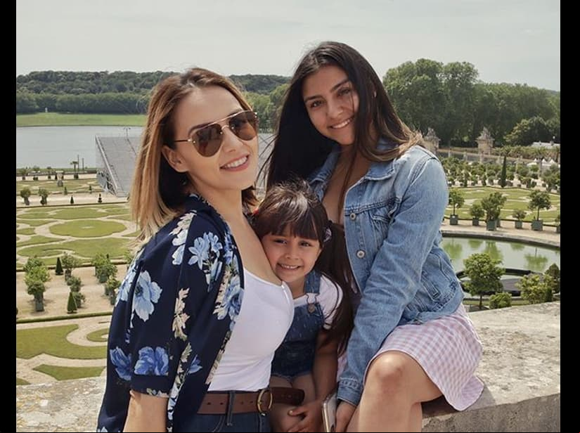 Kassey presume emotiva foto con su familia