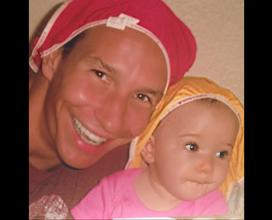 La conductora y el cantante decidieron formar una familia, recibiendo a su hija Mía el 22 de abril de 2005.