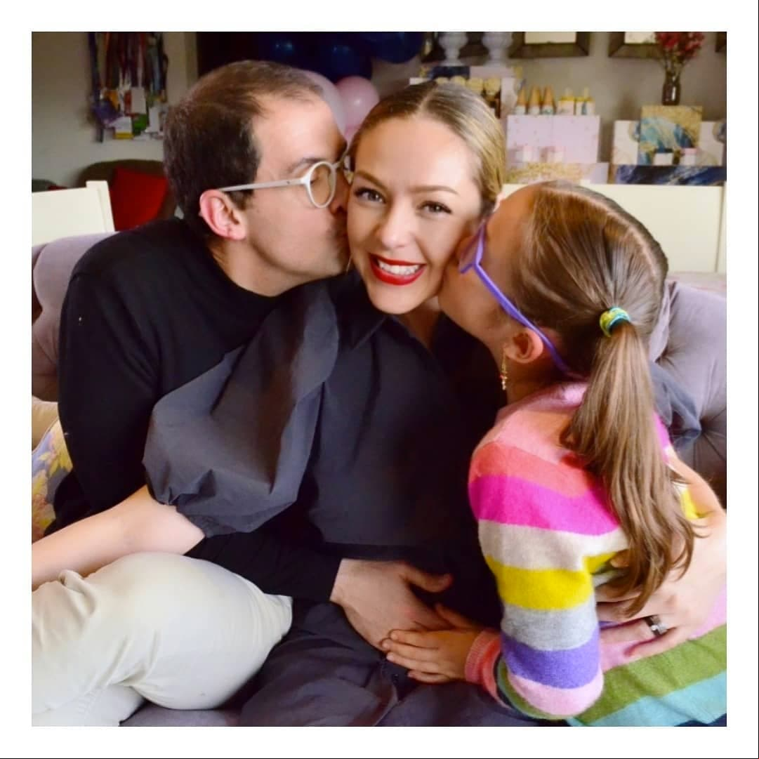 Al igual que Perry, Érika de la Rosa anunció su embarazo en los primeros días de marzo con una tierna foto familiar. “La familia crece, el amor crece. Con toda ilusión compartimos que estamos esperando bebé y que por fin Analucy se convertirá en hermana mayor. Decir que estamos felices es poco”, dijo la actriz.