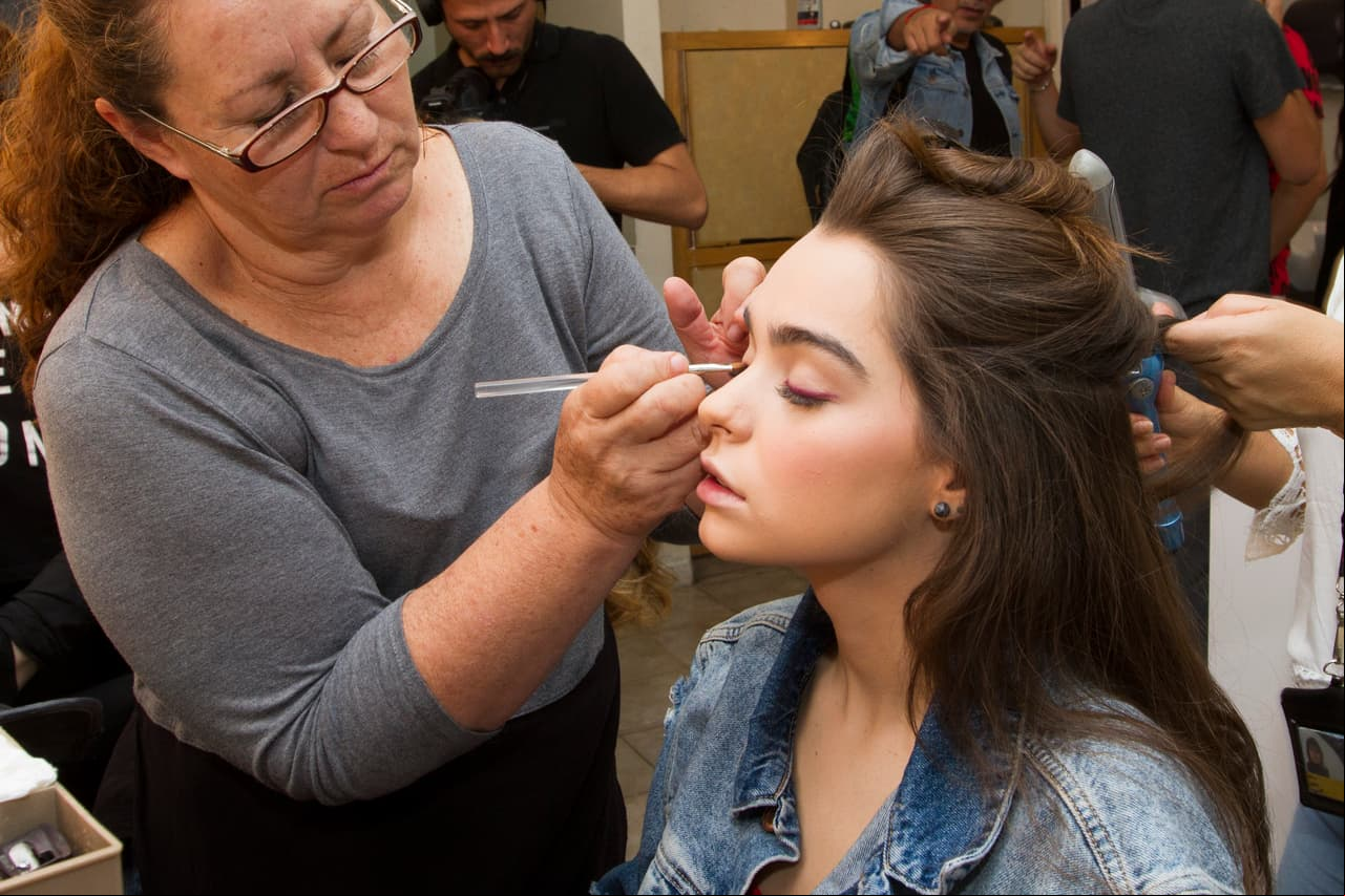 Luego pasan al área de maquillaje, donde Maca se deja consentir por las compañeras de Televisa San Ángel.