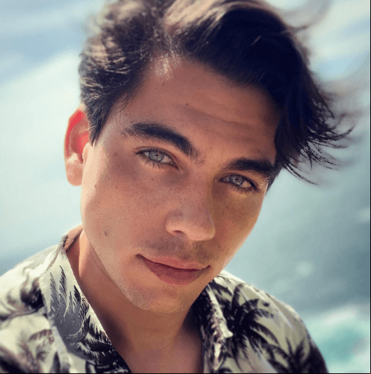 ¿Qué le dirías a tu personaje de ‘Corazón Guerrero’? “Que se aleje de su tío Augusto, ha sido muy mala influencia para él, que busque otro camino, hay muchas posibilidades en esta vida. Es un chavo que tiene inteligencia, podría ser bueno, pero ahorita anda por pasos muy malos que no le convienen”.