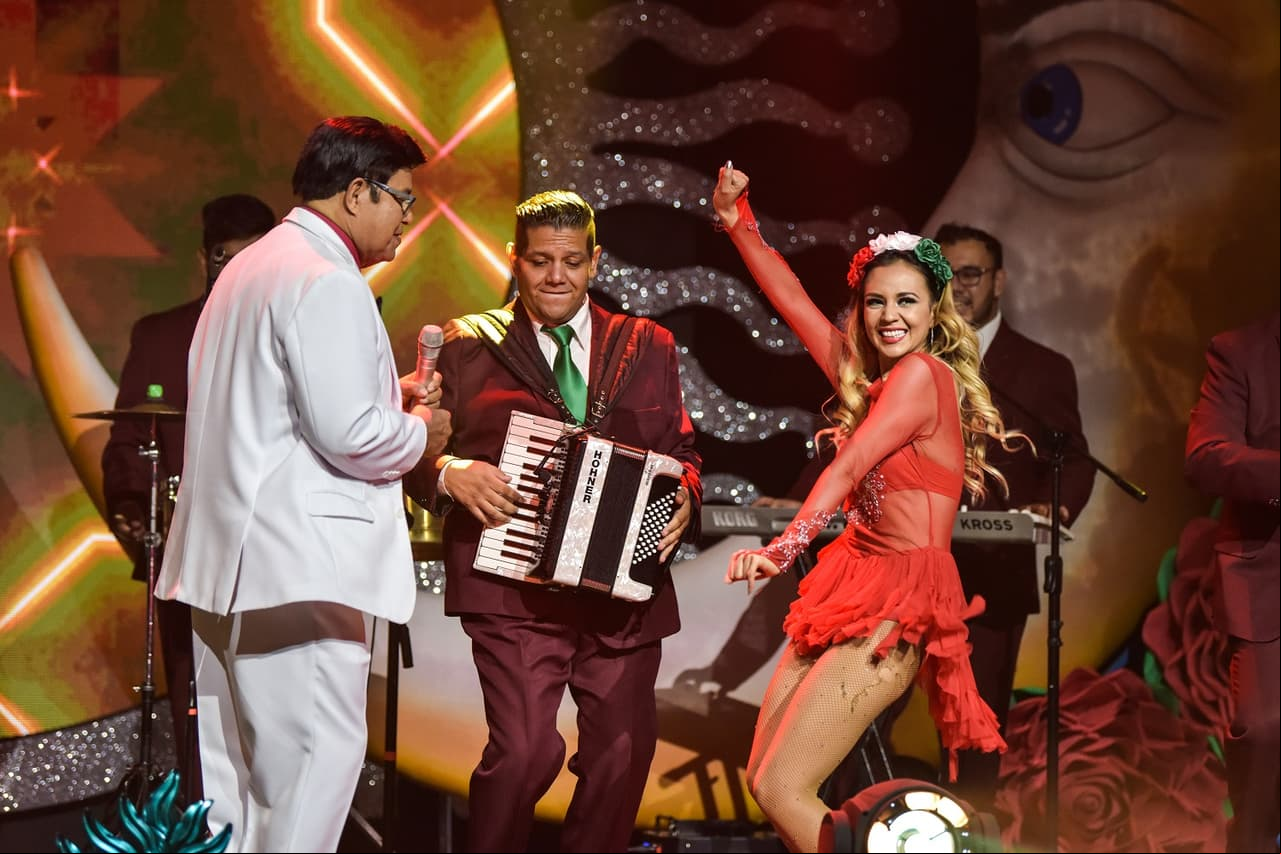 Rayito Colombiano llenó de color el escenario Luna con ‘Muchachita Consentida’ y ‘Canchis Canchis’.
