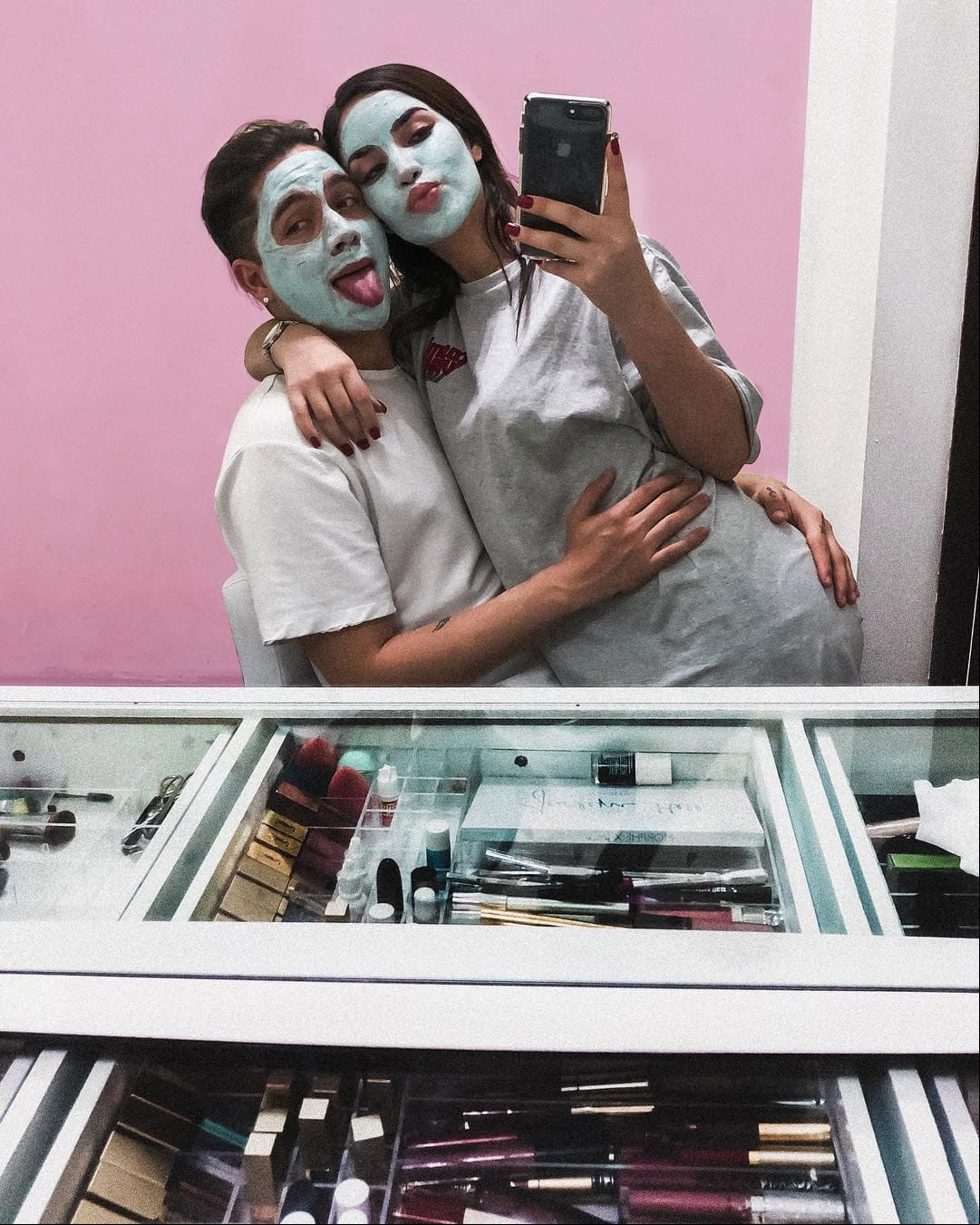 “Lo siento mucho, pero si Kim cumple 18 años y ustedes no le dan el permiso de salir conmigo, de ser mi novia, sin su hermana, me la voy a robar”, dijo el también cantante, quien cumplió su palabra y en enero de 2016 huyó con Kimberly a Culiacán, Sinaloa.
