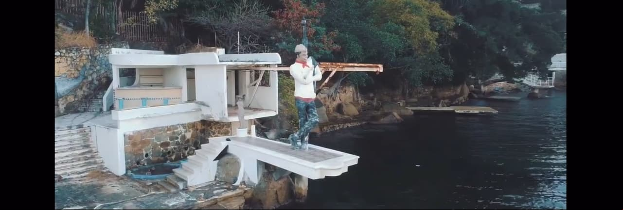Justo al lado, está ubicada una de las atracciones más importantes del inmueble, se trata de una estatua gigante de Cantinflas, la cual ya luce muy deteriorada, y la que parece ser una plataforma para clavados.