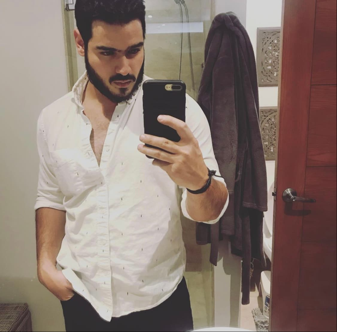Algunos otros aspectos de su vida privada como los viajes y las vivencias que ha tenido con amigos y familia, también han sido publicados por Héctor. Sin embargo, se desconoce si el corazón del joven esté ocupado.