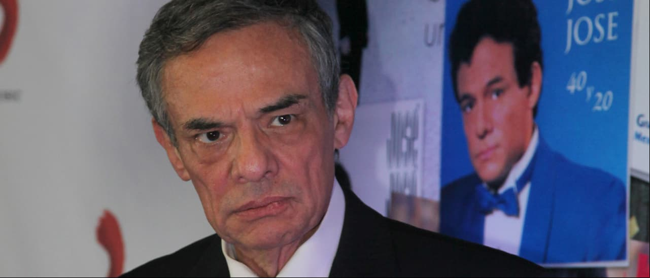 Captan a José José besando a misteriosa mujer