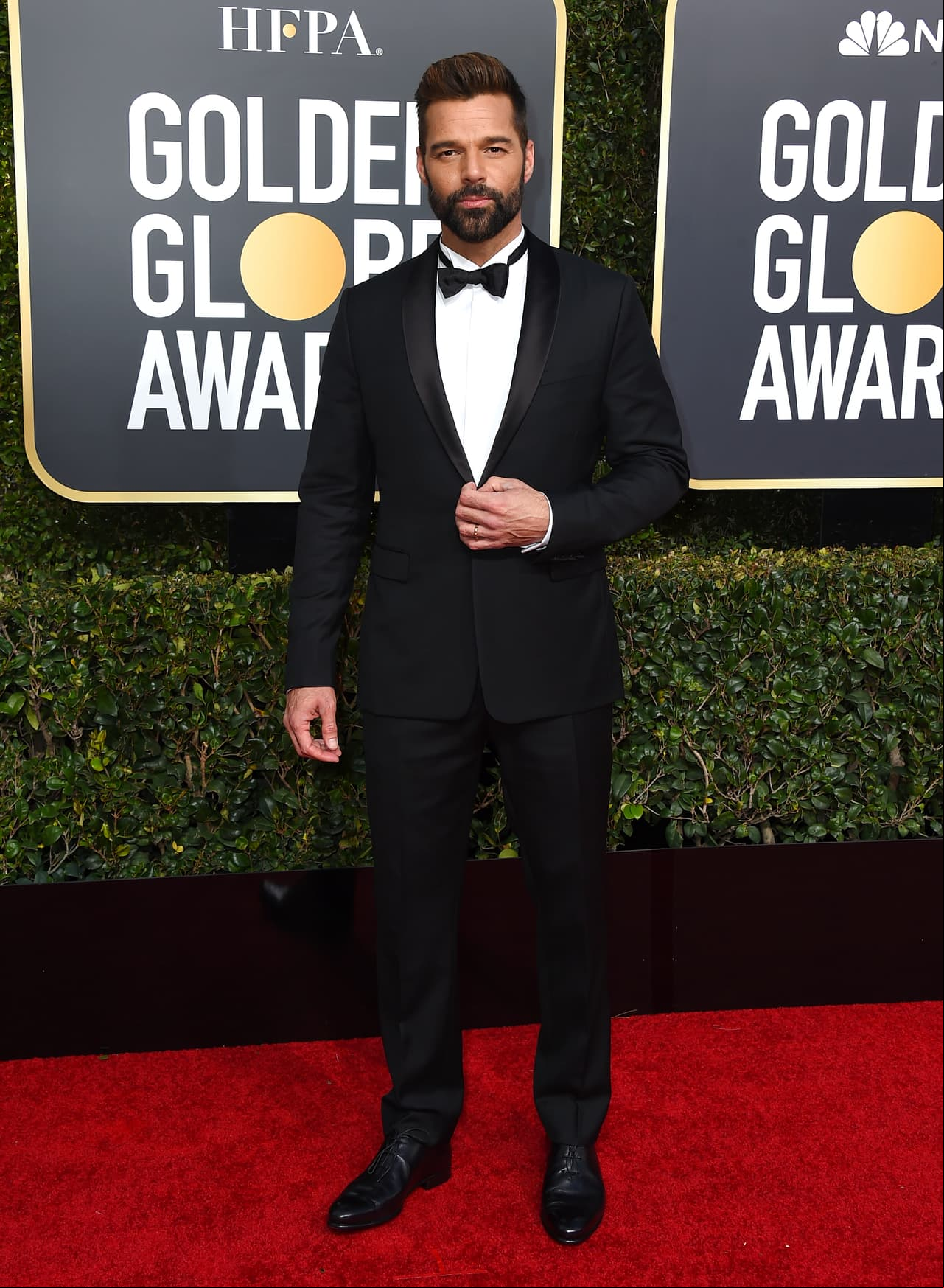 Ricky Martin lució un smoking color negro para asistir a la gala de los Globos de Oro