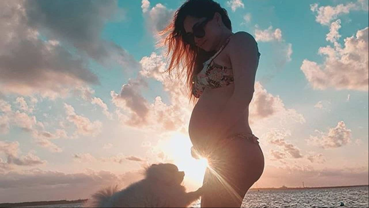 Sherlyn presume su embarazo en bikini y denuncia que fotógrafos la siguieron hasta la playa