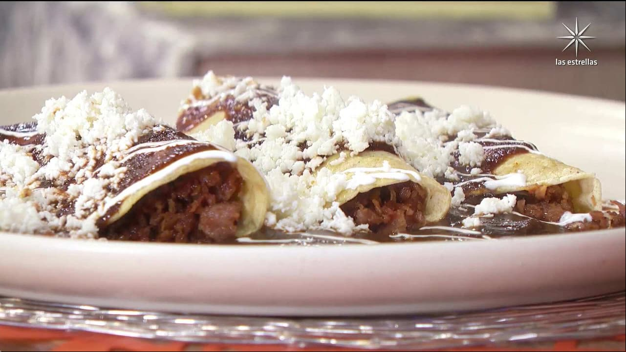 Receta original: Enchiladas de pasilla con chicharrón prensado