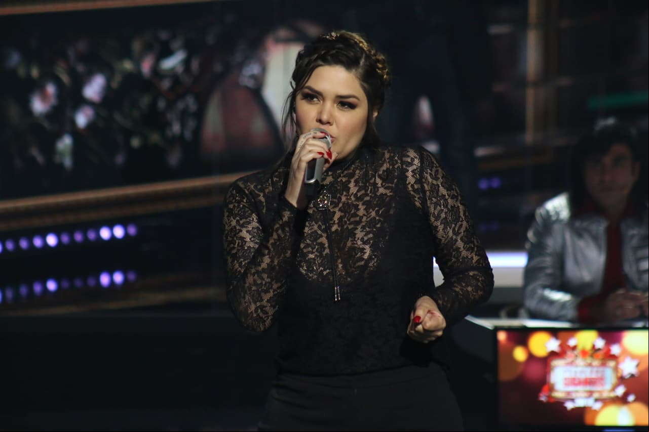 Yuridia deleitó a los fans de Pequeños Gigantes y a los concursantes al aparecer en el escenario e interpretar su exitoso tema "Amigos no por favor".