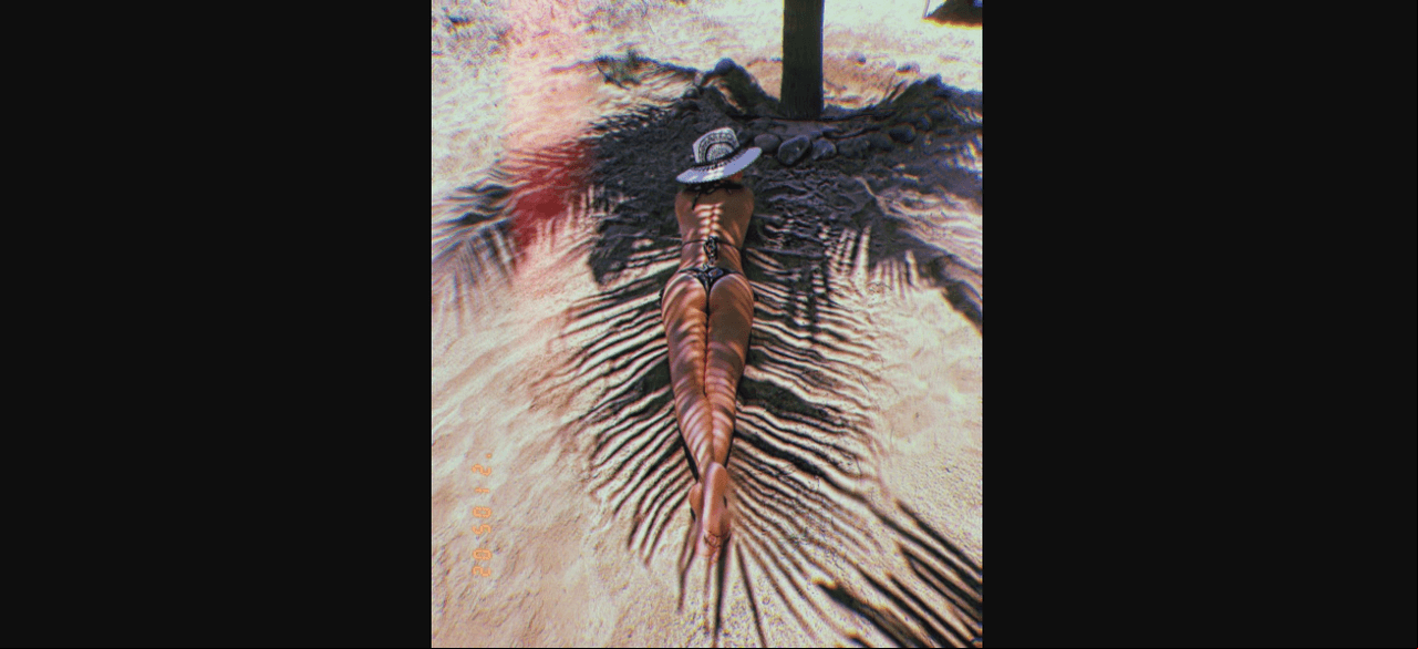 “Aquí viendo a mayo llegar... Feliz sábado hermosuras!! Dios me los bendiga a todos!!”, “Radiografía columna vertebral. Gran foto Erik Rubín” y “Yo... Sosteniendo el techo de la palapa”, fueron las frases con las que acompañó las instantáneas.