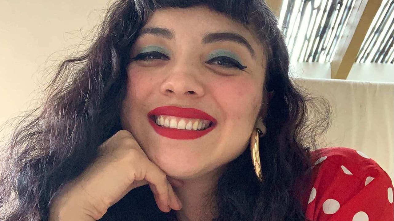 Mon Laferte enternece las redes al mostrar las primeras pataditas de su bebé
