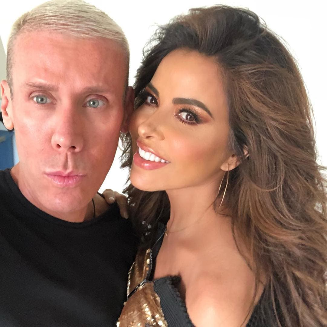 Gloria Trevi. En 2011 la cantante tropezó al bajar de un avión. El golpe fue tan fuerte que perdió tres dientes. Además, sufrió fracturas en el mentón y paladar, según contó su esposo Armando Gómez.