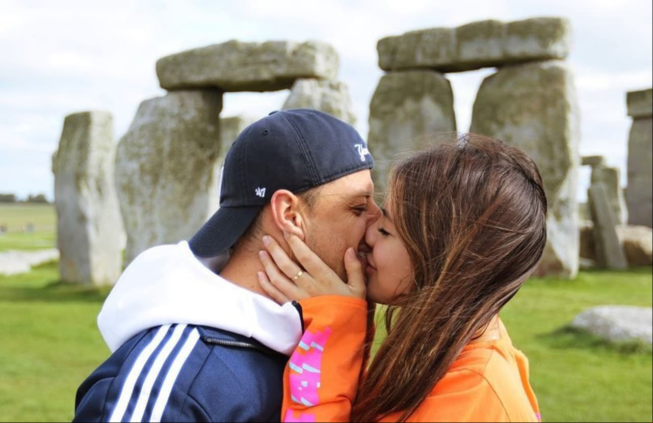 ¿Será niña? Novia de ‘Chicharito’ tatúa su pancita de embarazo