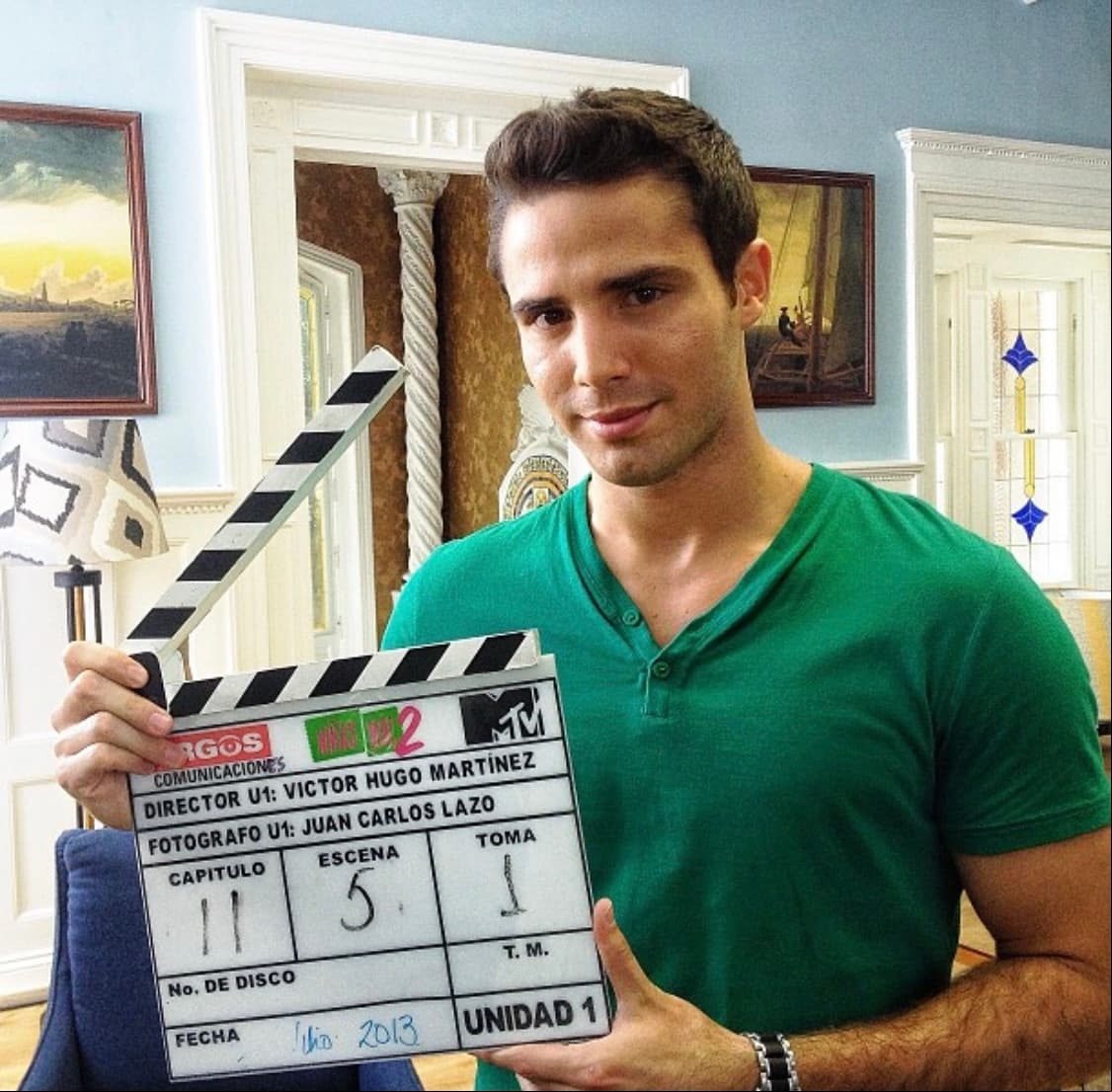 Entre 2015 y parte de 2016, Escalona sostuvo un romance con el actor venezolano Román Cámara, quien ha participado en producciones mexicana, como el programa unitario 'Como dice el dicho'.