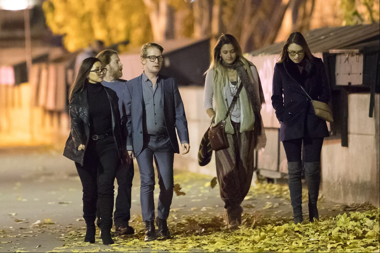 Photo © 2017 Best Image/The Grosby Group Paris,  December 1, 2017. Macaulay Culkin and his girlfriend Brenda Song had dinner with Paris Jackson, Seth Green and his wife Clare Grant at the JoÎl Robuchon's restaurant "L'Atelier" and then wandered along the Seine river and on the Pont des Arts in Paris,  - Macaulay Culkin buys a haul of presents for girlfriend Brenda Song during Paris getaway. Macaulay Culkin is clearly not short on cash as he lavished girlfriend Brenda Song with gifts during their Paris getaway. The couple were spotted on a shopping spree in the French capital, where they fled for a Thanksgiving weekend vacation together.