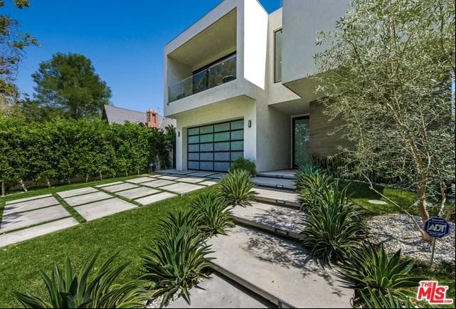 La casa tiene un terreno de 451 metros cuadrados (4855 pies cuadrados), y está valuada en 4 millones 250 mil dólares, según el portal Movoto de bienes raíces.