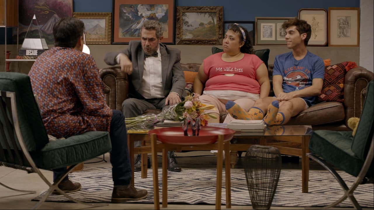 ¿Qué tal cuando en la quinta temporada llegó el papá de Paco y Toña lucía una playera de "Me vale tres quesadillas"?
