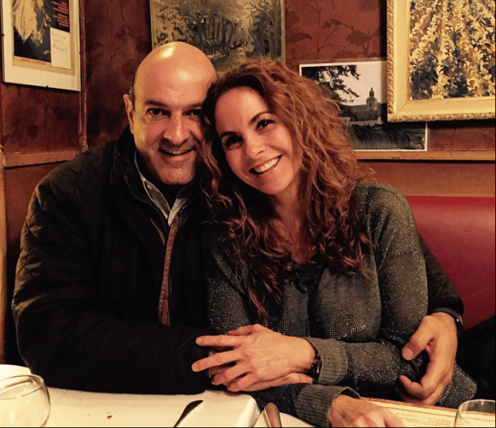 Pese al divorcio, Mijares y Lucero sostienen una gran relación e incluso ahora el cantante destacó que no siente celos o dolor alguno de ver a su exesposa enamorada de Michel Kuri, con quien desde hace algunos años sostiene una relación.