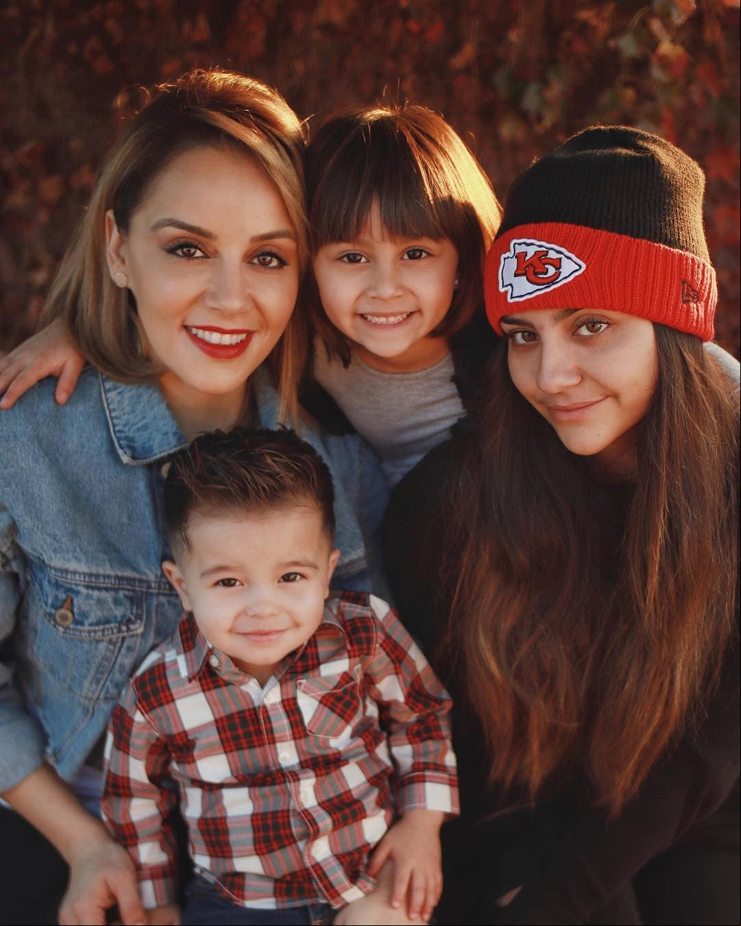 Rosie Rivera tuvo a su hija mayor, Kassey, en 2013 con un novio al que identificó como ‘Chief’ en su libro ‘Mis pedazos rotos’. La empresaria se casó con Abel Flores, con quien tiene dos hijos, Samantha Chay y Elías.