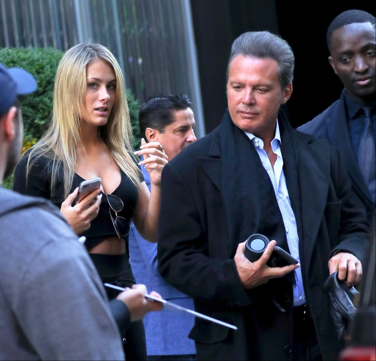 El cantante Luis Miguel fue captado muy sonriente junto a su joven novia, Mollie Gould