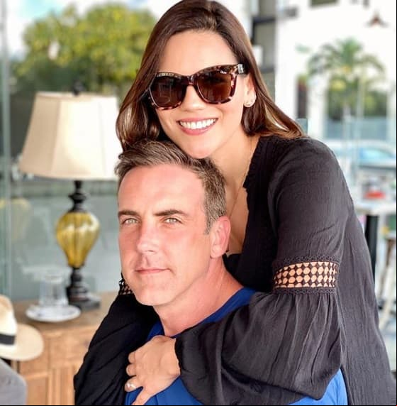 Carlos Ponce se une a la lista de las celebridades que se comprometieron en los últimos meses. El actor compartió con sus seguidores de Instagram el momento en el que le entregó el anillo de compromiso a Karina Banda.