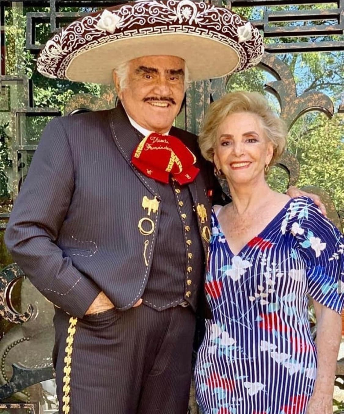 Además de ser una de las voces más famosas de México, Vicente Fernández puede presumir de la gran familia que ha formado junto a su inseparable esposa Cuquita, con quien cumplirá 57 años de matrimonio el próximo 27 de diciembre. Cuatro hijos, más de 10 nietos y tres bisnietos conforman a la gran dinastía Fernández, ¡conócelos!