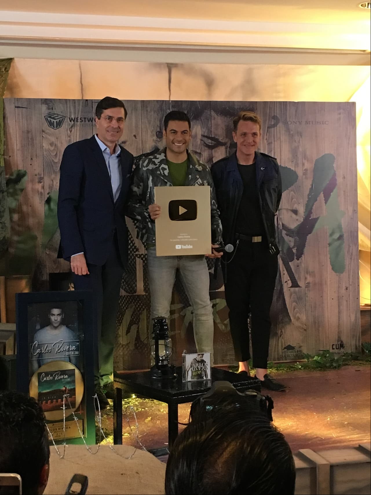 El cantante recibió un reconocimiento por conseguir su primer millón de suscriptores en su canal de YouTube