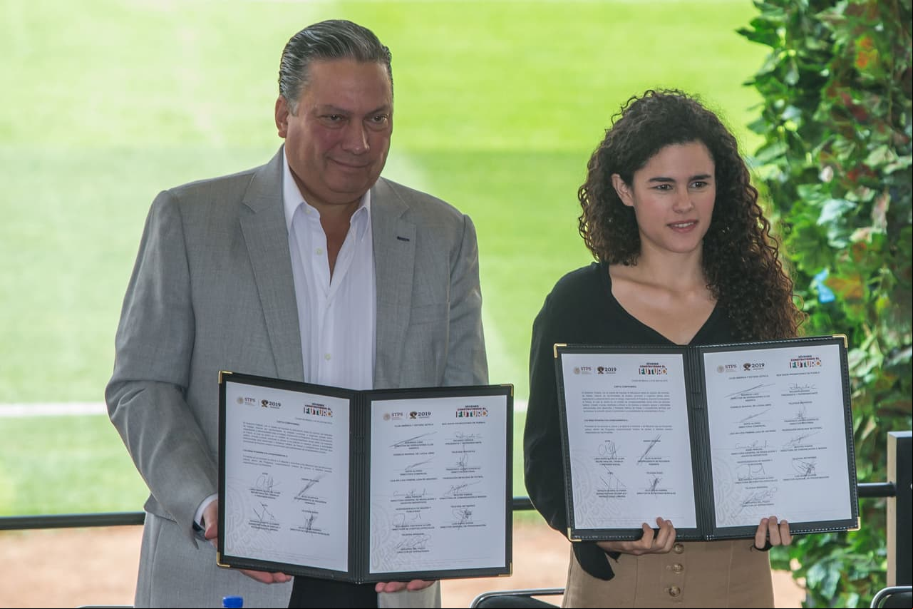 Luisa María Alcalde, Secretaria del Trabajo y Previsión Social y Alex Olhovich, Vicepresidente de Recursos Humanos de Televisa en la firma del convenio por el “Tiempo LIbre y Entretenimiento” dentro del programa de Jóvenes Construyendo el Futuro.