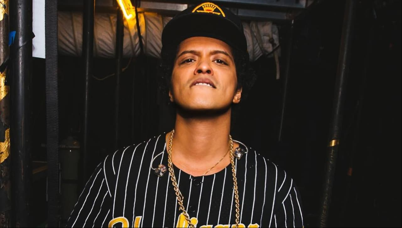 Sorprende Bruno Mars al lucir kilos de más en playa mexicana