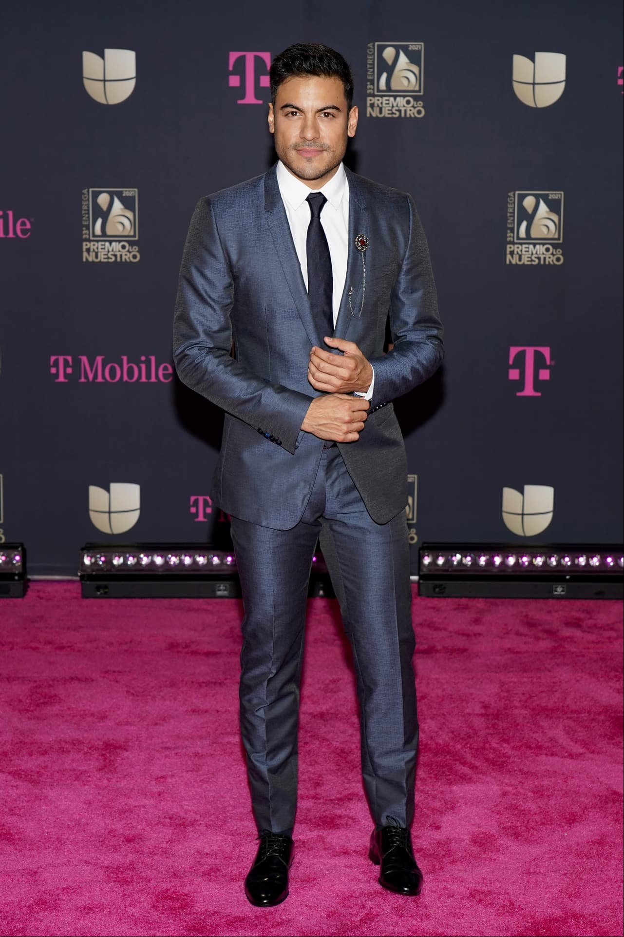 Carlos Rivera lució un traje azul eléctrico combinándola con una camisa blanca y corbarta y zapatos negros, una excelente elección.