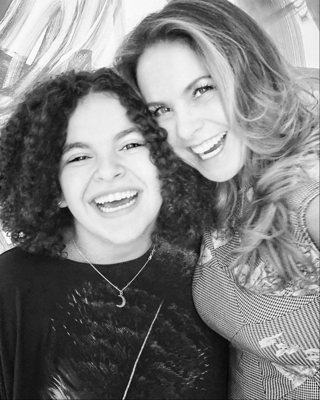 Lucerito Mijares sufre momento incómodo por tomarse una foto original.