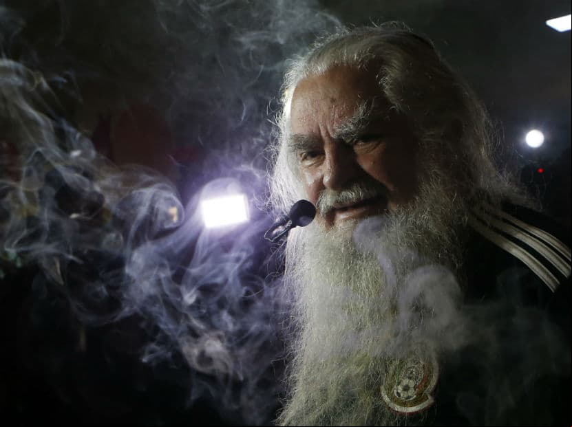 Asistido por dos sacerdotisas, Antonio Vázquez, ”El Brujo Mayor” pide a Quetzalcóatl en un conjuro que la Selección mexicana avance a cuartos de final en el Mundial Rusia 2018.