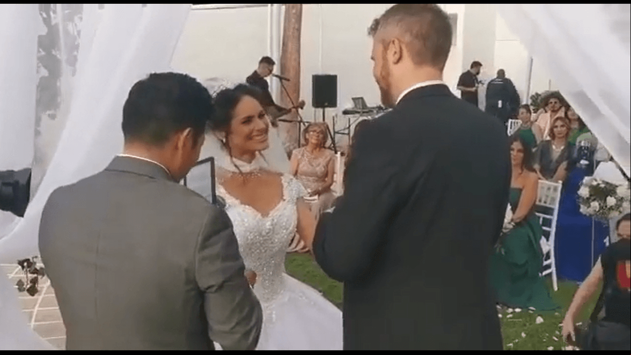 La ceremonia se llevó a cabo en un jardín con vista al lago, en Tequesquitengo, Morelos e incluso los hoy esposos arribaron a la fiesta a bordo de una lancha.