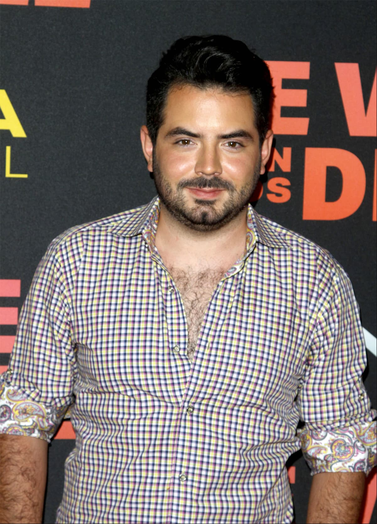 En el marco de su cumpleaños 28, José Eduardo fue cuestionado por la periodista Flor Rubio sobre dicho texto, negando que fuera dedicado a Derbez. “No, mira, hay dos cosas que sí te aclaro, lo del mensaje que subió mi mamá, creo que algo de a palabras necias, una cosa así, no era para mi papá”, respondió.