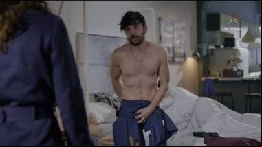 ESCENA: Olivia descubre a Arturo en la cama con otro hombre... ¡y otra mujer!