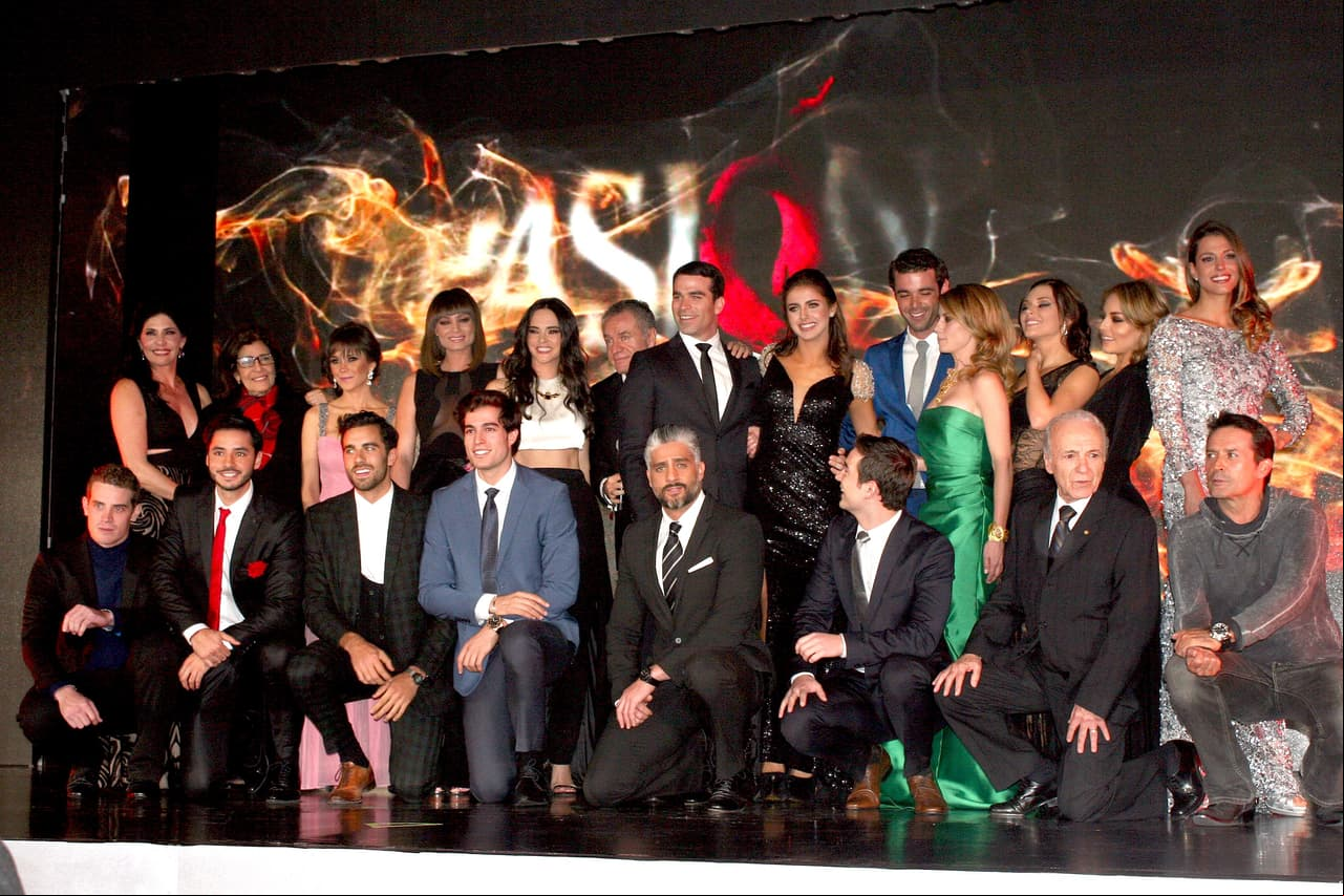 En su debut en la televisión mexicana el actor Emmanuel Palomares tuvo la oportunidad de participar en 'Pasión y Poder', en 2015, junto a Susana González, Fernando Colunga, Jorge Salinas y Marlene Favela.
