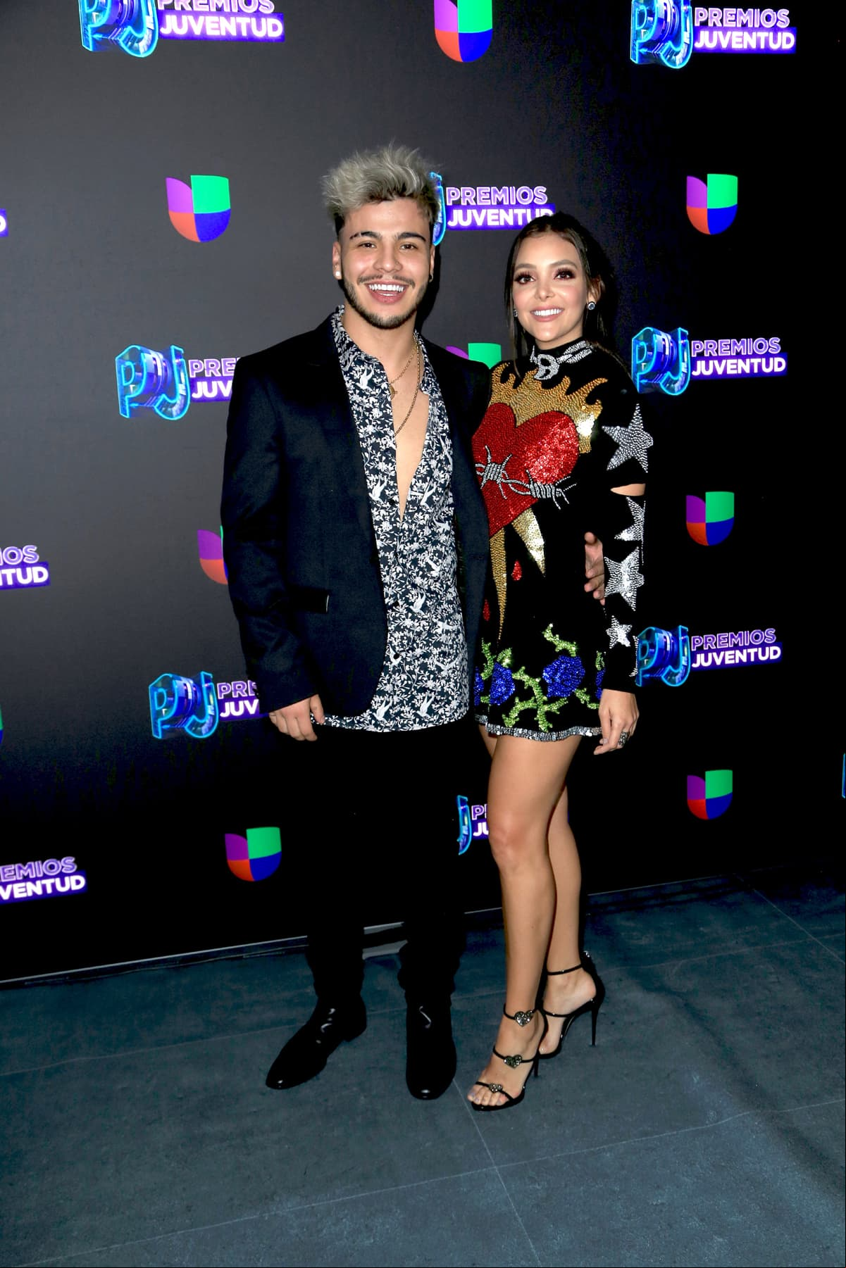 Los youtubers Sebastián Villalobos y María Laura desfilaron juntos por la alfombra azul.