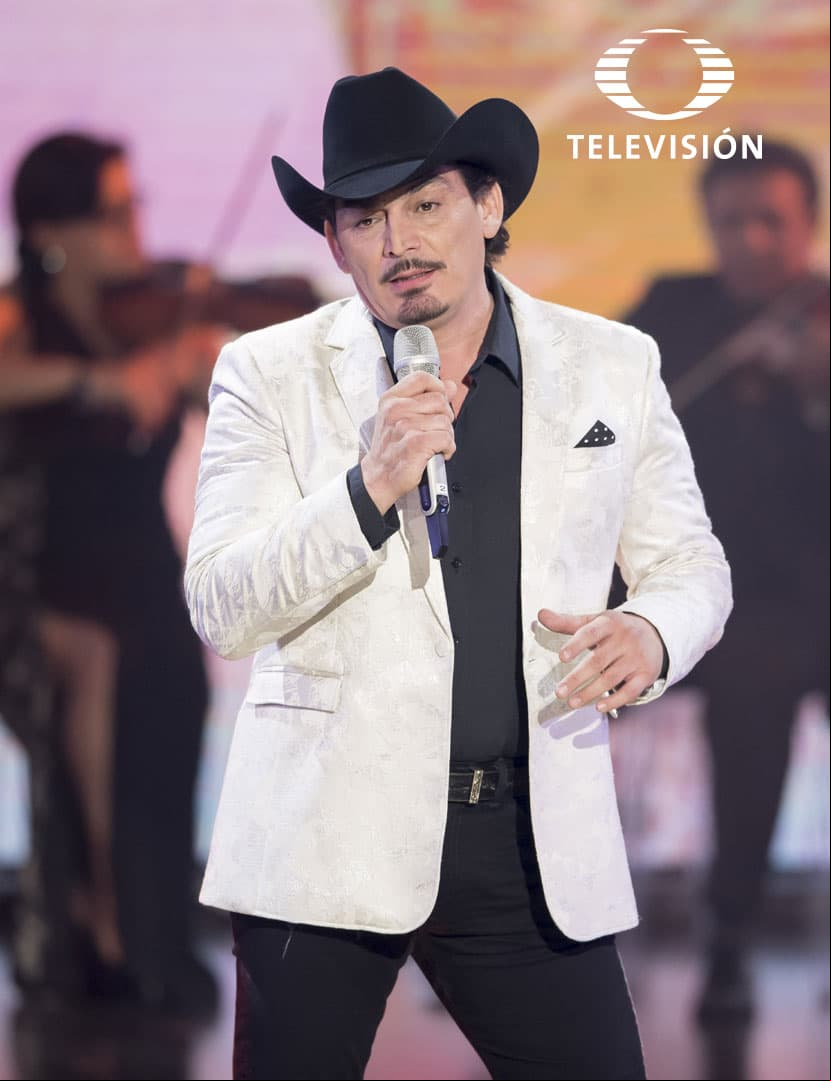 José Manuel Figueroa rindió un homenaje a su padre al cantar un tema suyo.