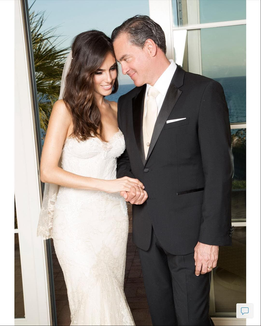 Mario Echeverría, padre de la actriz y cantante, entregó en el altar a su hija el 18 de agosto de 2014 en una ceremonia en el sur de California, Estados Unidos.
