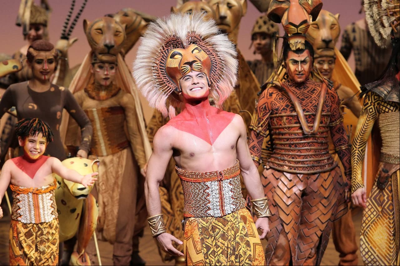 La carrera de Carlos Rivera cambió en 2011, cuando al realizar su casting para ‘El Rey León’, en España, el joven obtuvo el papel principal de ‘Simba’ sobre miles de aspirantes. A partir de este momento cambió la vida del intérprete, quien comenzó a probar las mieles del éxito. En Europa recibió el reconocimiento Premio al Actor Revelación en los Broadway World Spain Awards, en 2012.