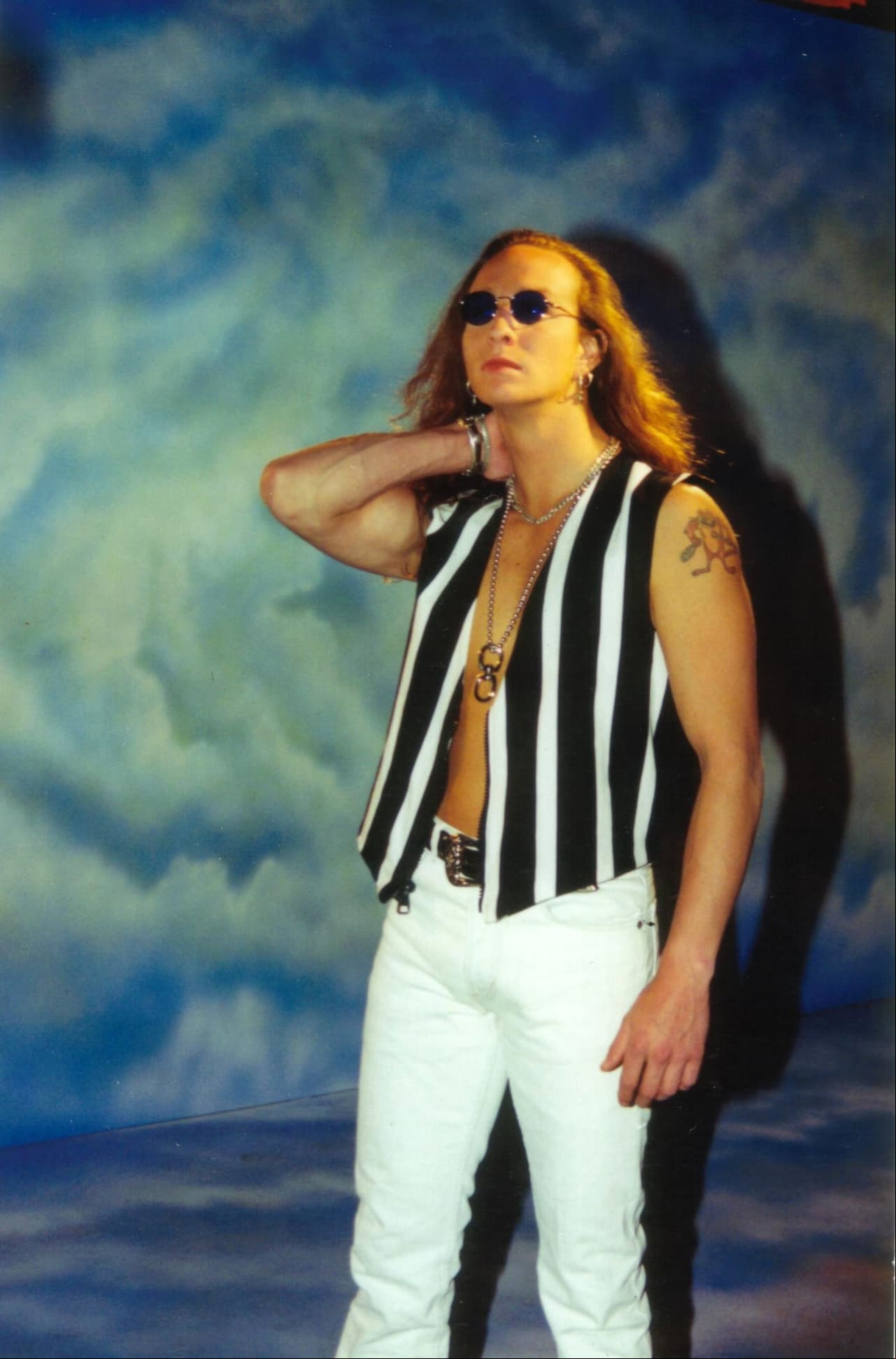 En esta época, Erik era conocido como "el chico malo" del pop, pues su larga cabellera y tatuajes lo alejaban por completo de la imagen infantil que proyectó cuando comenzó en la agrupación también conformada por Paulina Rubio, Sasha Sökol, Benny Ibarra y Mariana Garza, entre tantos más.