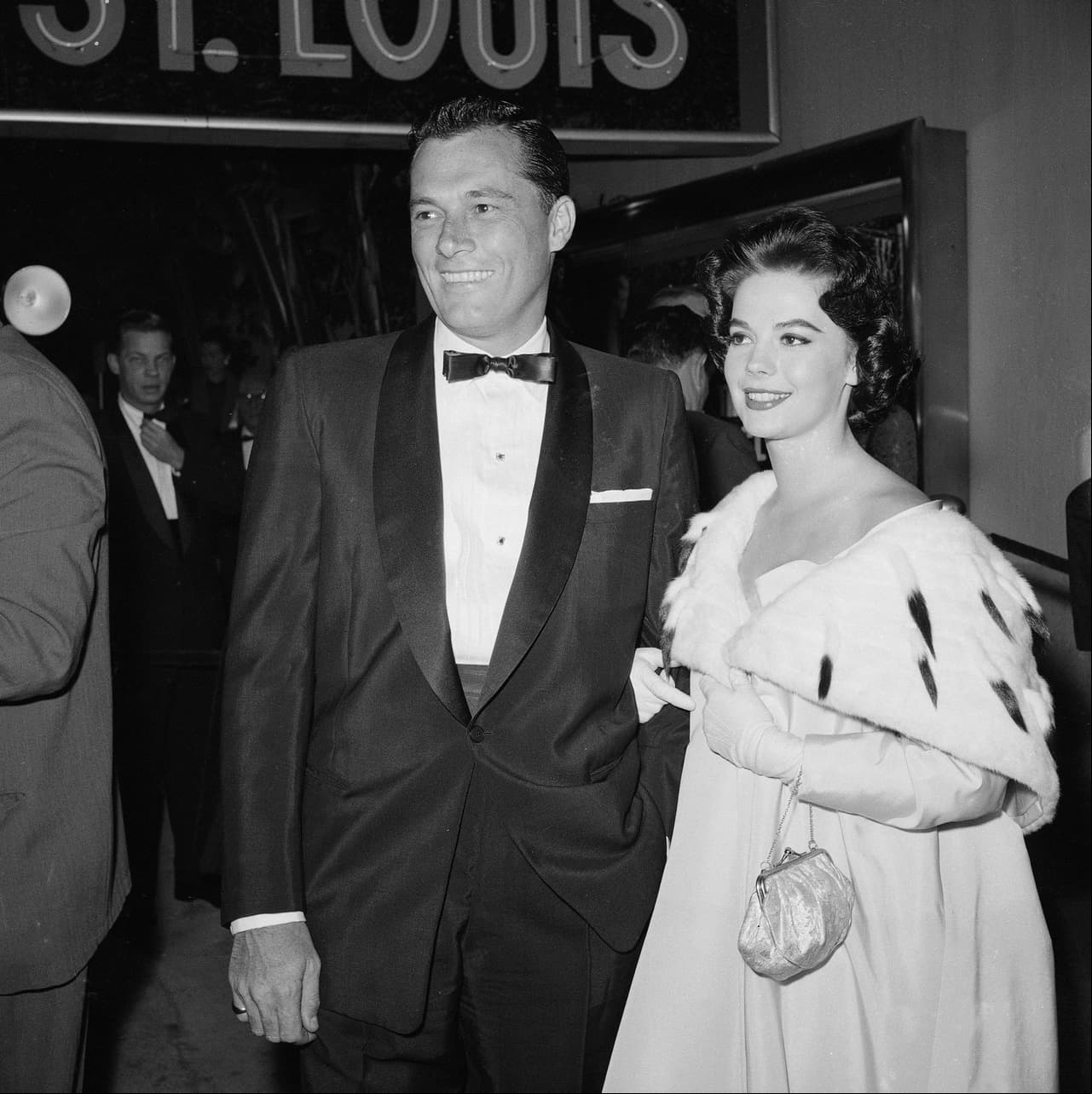 El romance poco conocido de la actriz fue el que sostuvo por siete meses con Conrad Nicholson Hilton, tío abuelo de París Hilton. La pareja se conoció en Acapulco y se separó debido a que la actriz no lo veía como el hombre para compartir su vida.