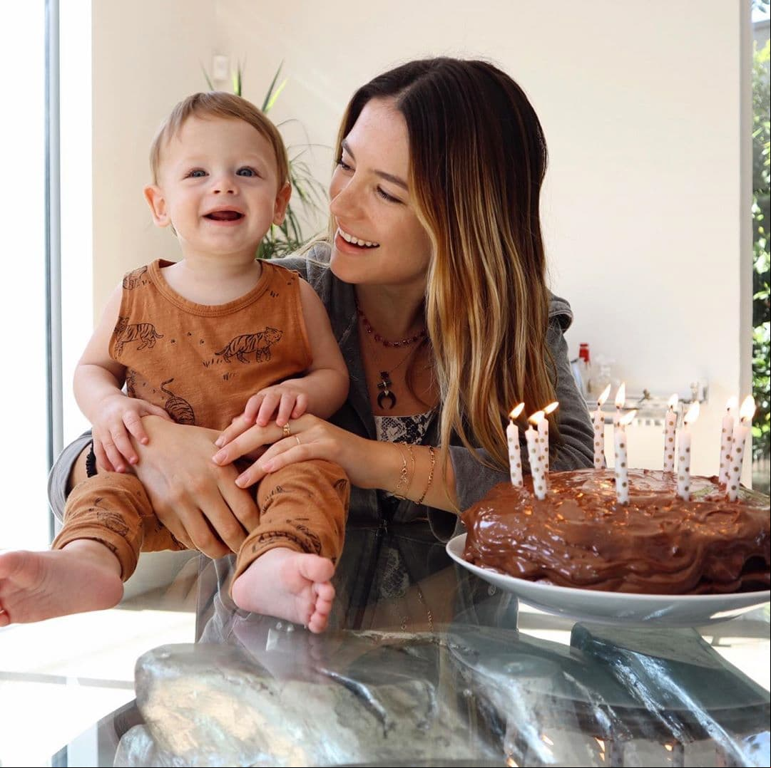 “Él cumplió 10 meses. ¿Cómo pasó? Felices 10 meses de edad bebé Noah”, escribió la modelo australiana, mostrando lo mucho que ha crecido el bebé.