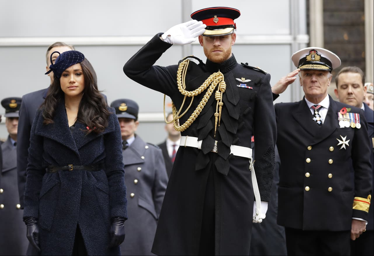 Tras ese anuncio, los Duques de Sussex destacaron que dividirán su tiempo entre Reino Unido y Norteamérica, lo que les permitirá criar a su hijo con la tradición de la realeza en la que nació, pero así también podrán darle a su familia "un espacio para enfocarnos en el siguiente capítulo”, indicó.