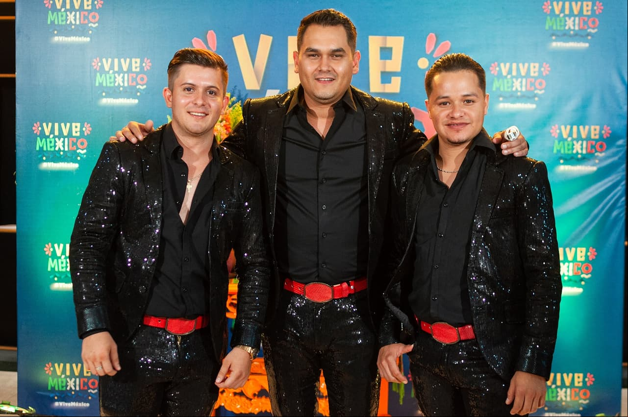 La Banda Los Recoditos llega a Vive México directo de Mazatlán, Sinaloa, para conquistar con sus éxitos en esta noche mexicana. Entre sus canciones más populares se encuentran: “Mi Último Deseo”.