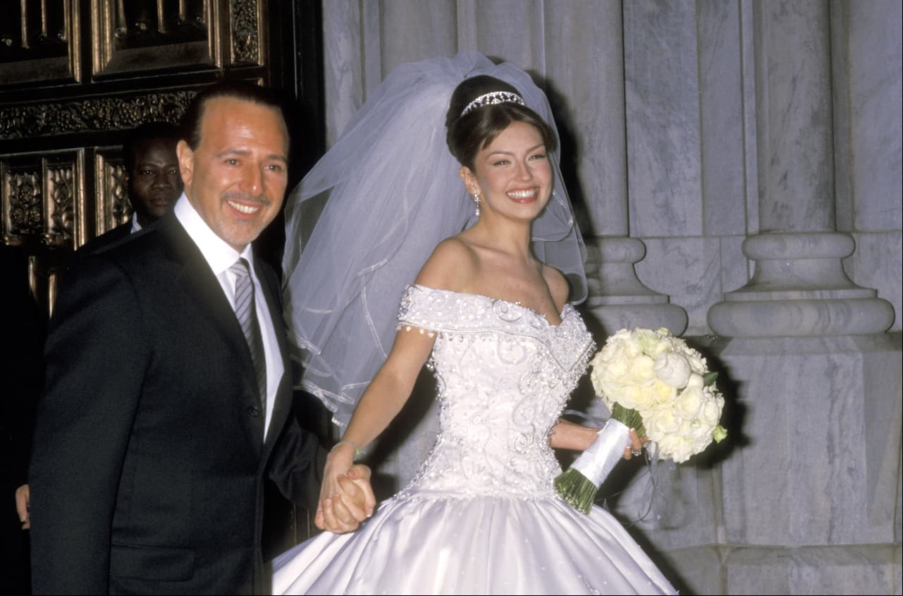 En una espectacular boda, hace 20 años, el 2 de diciembre del año 2000, Thalía contrajo matrimonio con el productor Tommy Mottola en el distrito de Manhattan, en Nueva York. Sin embargo, a dos décadas del enlace, el vestido de novia que usó la actriz sigue siendo recordado por la majestuosidad con el que fue confeccionado. A continuación, te contamos los secretos de esta famosa prenda.