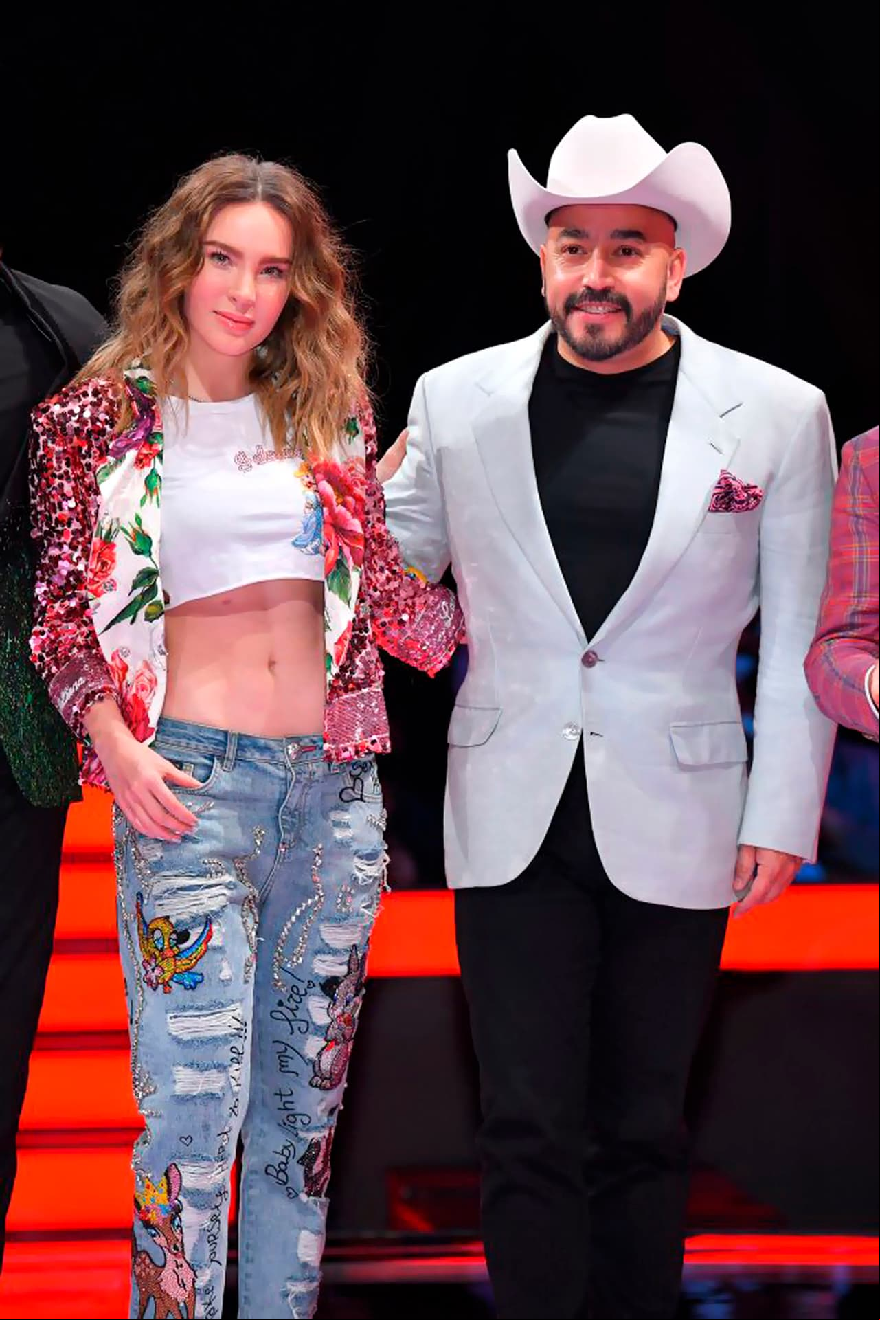 Tras participar como jueces en un reality show, comenzó a circular un rumor sobre un romance entre Belinda y Lupillo Rivera. Aunque en múltiples entrevistas lo negaron, ‘El toro del corrido’ confesó en entrevista al canal de Youtube ‘Chisme no like’ que tuvieron una relación. “Fueron cinco meses y fue una mujer que realmente quise, una mujer que yo, la verdad, honestamente, le hubiera bajado el cielo y las estrellas. Nunca había amado a una mujer tanto”, reveló.